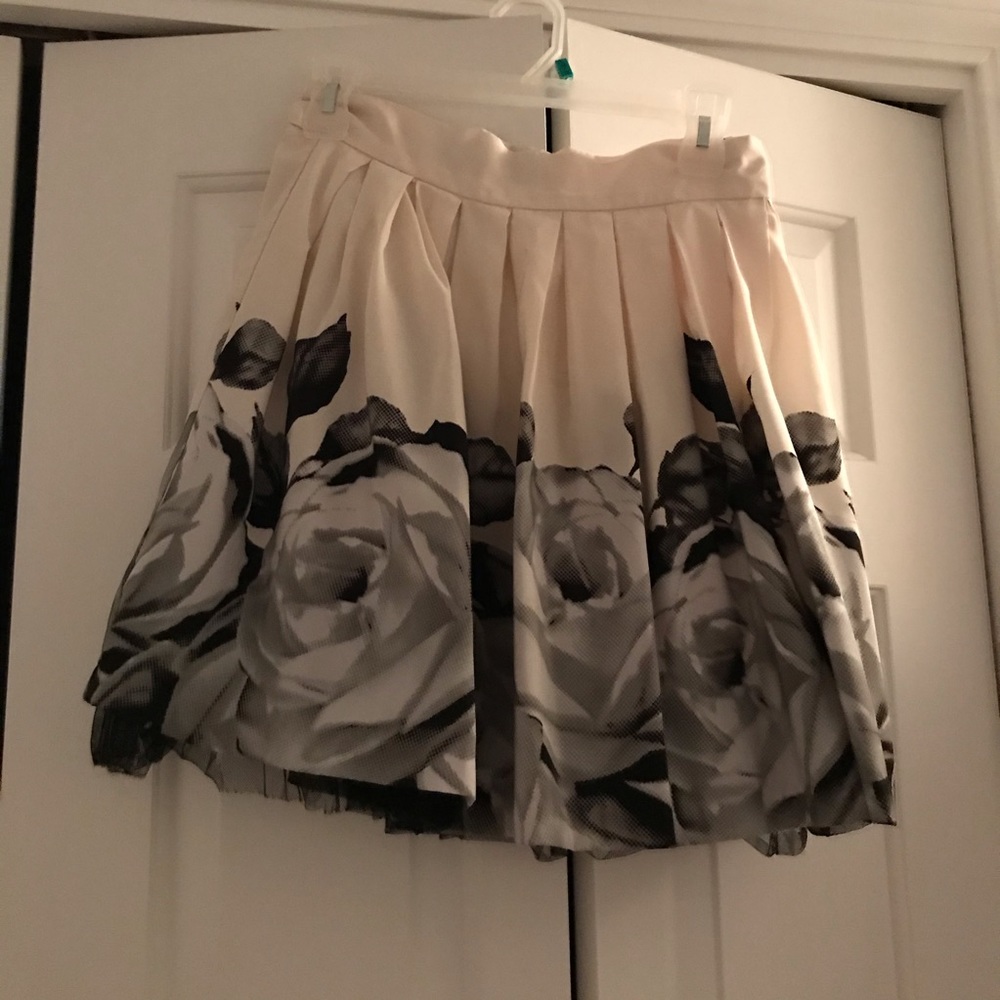 Women’s mini skirt/with flower pattern